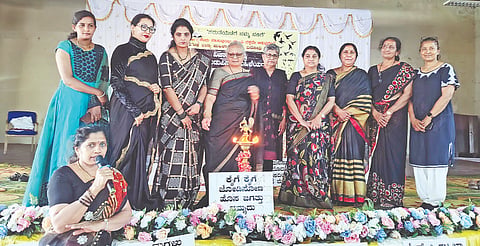 ಸಕಲೇಶಪುರದ ಪುರಭವನದಲ್ಲಿ ಶುಕ್ರವಾರ ಏರ್ಪಡಿಸಿದ್ದ ಮಹಿಳಾ ದೌರ್ಜನ್ಯ ಅರಿವು ಕಾರ್ಯಕ್ರಮದಲ್ಲಿ  ಸಿಸ್ಟರ್ ಲಿನೆಟ್ ಮಾತನಾಡಿದರು. ದೇವಿಕಾ ಶೆಟ್ಟಿ,ಡಾ.ಸಾವಿತ್ರಿ, ಡಾ.ರಂಗಲಕ್ಷ್ಮೀ, ಡಾ.ಶೈಲಜಾಕುಮಾರಿ ಇತರರಿದ್ದರು.