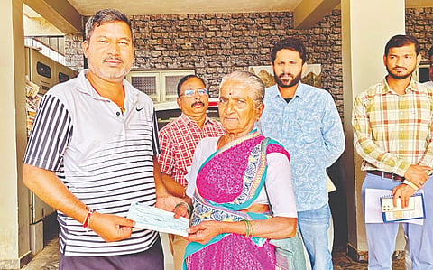 ಎತ್ತಿನಹೊಳೆ ಯೋಜನೆ ಕಾಮಗಾರಿಯಿಂದ ಹಾನಿಗೊಳಗಾದ ಮನೆಗಳ ಮಾಲೀಕರಿಗೆ ಸರ್ಕಾರದ ಪರವಾಗಿ ಪರಿಹಾರ ಚೆಕ್‌ಗಳನ್ನು ಶಾಸಕ ಸಿಮೆಂಟ್ ಮಂಜು ವಿತರಿಸಿದರು.