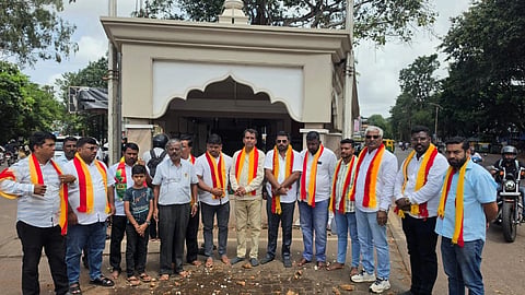 ಬೆಳಗಾವಿಯಲ್ಲಿ ಶುಕ್ರವಾರ ಕನ್ನಡಪರ ಸಂಘಟನೆಗಳು  ಚನ್ನಮ್ಮ ವೃತ್ತದ ವಿಘ್ನೇಶ್ವರ ದೇವಸ್ಥಾನದಲ್ಲಿ ಈಡುಗಾಯಿ ಒಡೆದು ಪ್ರಾರ್ಥನೆ ಸಲ್ಲಿಸಲಾಯಿತು.