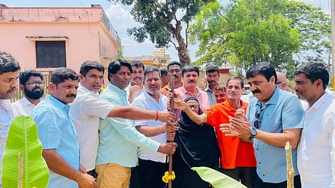 ಹಾನುಬಾಳು ಮುಖ್ಯ ರಸ್ತೆಯಿಂದ ಜಂಬರಡಿ ರಾಗಿಗುಂಡಿಗೆ ಗ್ರಾಮಕ್ಕೆ ಸಂಪರ್ಕಿಸುವ ರಸ್ತೆ ಕಾಮಗಾರಿಗೆ ಶಾಸಕ ಸಿಮೆಂಟ್ ಮಂಜು ಭೂಮಿಪೂಜೆ ನೆರವೇರಿಸಿದರು. ಕ್ಯಾಮನಹಳ್ಳಿ ರಾಜ್ ಕುಮಾರ್, ಲೋಹಿತ್ ಇತರರು ಇದ್ದರು.