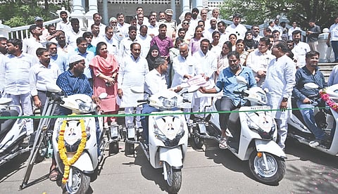 ಕಲಬುರಗಿ ಡಿಸಿ ಕಚೇರಿ ಆವರಣದಲ್ಲಿ ಸಚಿವ ಪ್ರಿಯಾಂಕ್​ ಖರ್ಗೆ ಅವರು ವಿಶೇಷ ಚೇತನರಿಗೆ ದ್ವಿಚಕ್ರ ವಾಹನ ಸೇರಿ ವಿವಿಧ ಸಾಧನ, ಸಲಹಕರಣೆ ಶುಕ್ರವಾರ ವಿತರಿಸಿದರು. ಶಾಸಕರಾದ ಅಲ್ಲಮಪ್ರಭು ಪಾಟೀಲ್​, ಕನೀಜ್​ ಫಾತಿಮಾ, ತಿಪ್ಪಣ್ಣಪ್ಪ ಕಮಕನೂರ್​, ಡಿಸಿ ಫೌಜಿಯಾ ತರನ್ನುಮ್​, ಜಿಪಂ ಸಿಇಒ ಭಂವರ್​ಸಿಂಗ್​ ಮೀನಾ, ಪಾಲಿಕೆ ಆಯುಕ್ತ ಅವಿನಾಶ ಶಿಂಧೆ, ಮೇಯರ್​ ವರ್ಷಾ ಜಾನೆ, ಉಪ ಮೇಯರ್​ ತೃಪ್ತಿ ಅಲ್ಲದ್​ ಇತರರಿದ್ದರು.