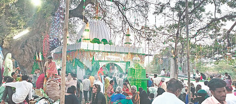 ವಡಗೇರಾ ತಾಲೂಕಿನ ಕೋನಹಳ್ಳಿ ಗ್ರಾಮದಲ್ಲಿರುವ ಹಜರತ್​ ಸೈಯದ್​ ಭಾಷಾ ದರ್ಗಾದ  ಜಾತ್ರೆಯಲ್ಲಿ ಸೇರಿದ ಅಪಾರ ಭಕ್ತರು.
