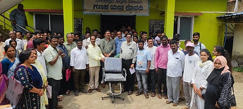 ಪಟ್ಟಣದ ತಾಲೂಕು ಪಂಚಾಯಿತಿ ಆವರಣದಲ್ಲಿ ಜಿಲ್ಲಾ ವಾಣಿಜ್ಯ ಮತ್ತು ಕೈಗಾರಿಕಾ ಇಲಾಖೆಯ ವತಿಯಿಂದ ಏರ್ಪಡಿಸಲಾಗಿದ್ದ ಕಾರ್ಯಕ್ರಮದಲ್ಲಿ ವಿವಿಧ ವೃತ್ತಿ ಆಧಾರಿತ 69 ಕುಶಲಕರ್ಮಿಗಳಿಗೆ ಯಂತ್ರೋಪಕರಣಗಳನ್ನು ವಿತರಿಸಲಾಯಿತು.