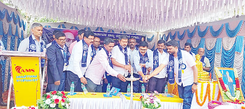 ಸಕಲೇಶಪುರ ಕೆಎಸ್‌ಆರ್‌ಟಿಸಿ ಡಿಪೋ ಆವರಣದಲ್ಲಿ ಆಯೋಜಿಸಿದ್ದ ಅಂಬೇಡ್ಕರ್ ಜಯಂತಿಯನ್ನು ಸಿಮೆಂಟ್ ಮಂಜು ಉದ್ಘಾಟಿಸಿದರು. ವಿ. ಸತೀಶ್, ಬಿ.ಸಿ. ಮಂಜಯ್ಯ ಇತರರಿದ್ದರು.