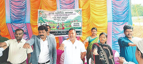 ಸಕಲೇಶಪುರ ತಾಲೂಕಿನ ಮಳಲಿ ಗ್ರಾಮದಲ್ಲಿರುವ ಪುರಸಭೆ ಘನತ್ಯಾಜ್ಯ ವಿಲೇವಾರಿ ಘಟಕದಲ್ಲಿ ಆಯೋಜಿಸಿದ್ದ ವಿಶ್ವ ಪರಿಸರ ದಿನಾಚರಣೆಯನ್ನು ಶಾಸಕ ಸಿಮೆಂಟ್ ಮಂಜು ಉದ್ಘಾಟಿಸಿದರು. ಹುಲುಮನಿ ತಿಮ್ಮಣ್ಣ, ಸುಪ್ರೀತಾ, ಮಹೇಶ್ವರಪ್ಪ,  ಗಂಗಾಧರ್, ಮಧುಸೂದನ್, ಪುಷ್ಪಾ,  ನಟರಾಜ್  ಇತರರು ಇದ್ದರು.