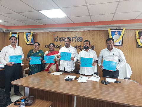 ಚನ್ನಪಟ್ಟಣ ನಗರಸಭೆ ಸಭಾಂಗಣದಲ್ಲಿ ಅಧ್ಯ ಬಿ.ಎಂ.ನಾಗೇಶ್​ ಪರವಾಗಿ ಲೆಕ್ಕ ಪರೀಕ ಚಂದ್ರು ಬಜೆಟ್​ ಮಂಡಿಸಿದರು. ಉಪಾಧ್ಯ ಲೋಕೇಶ್​, ಸ್ಥಾಯಿ ಸಮಿತಿ ಅಧ್ಯ ಕೋಟೆ ಚಂದ್ರು, ಪೌರಾಯುಕ್ತ ಮಹೇಂದ್ರ ಸೇರಿ ನಗರಸಭೆ ಸದಸ್ಯರು, ಅಧಿಕಾರಿಗಳು ಇದ್ದರು.
