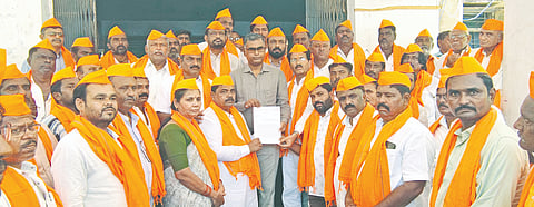 ಮಾಜಿ ಶಾಸಕ ದತ್ತಾತ್ರೇಯ ಪಾಟೀಲ್​ ರೇವೂರ ವಿರುದ್ಧದ ಪ್ರಕರಣ ರದ್ದುಪಡಿಸಬೇಕು ಎಂದು ಒತ್ತಾಯಿಸಿ ಅಫಜಲಪುರ ತಹಸಿಲ್​ ಕಚೇರಿ ಎದುರು ಅಫಜಲಪುರ ನಾಗರಿಕ ಸಮಿತಿಯಿಂದ ಪ್ರತಿಭಟನೆ ನಡೆಸಿ ತಹಸೀಲ್ದಾರ್​ಗೆ ಮನವಿಪತ್ರ ಸಲ್ಲಿಸಲಾಯಿತು. ಅಶೋಕ ಬಗಲಿ, ಅವ್ವಣ್ಣ ಮ್ಯಾಕೇರಿ, ಮಲ್ಲಿಕಾರ್ಜುನ ನಿಂಗದಳ್ಳಿ, ವಿದ್ಯಾಧರ ಮಂಗಳೂರೆ ಇತರರಿದ್ದರು.