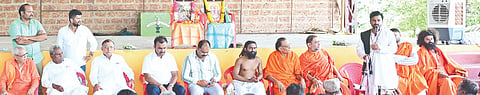  ಶ್ರೀ ದತ್ತ ದಿಗಂಬರ ಮಾಣಿಕೇಶ್ವರ ಜಾತ್ರೆ ನಿಮಿತ್ತ ಸೊಂತದ ಮಾಣಿಕೇಶ್ವರ ದೇವಸ್ಥಾನದಲ್ಲಿ ಹಮ್ಮಿಕೊಂಡಿದ್ದ ಪೂರ್ವಭಾವಿ ಸಭೆಯಲ್ಲಿ ಶ್ರೀ ಅಭಿನವ ಶರಣ ಶಂಕರಲಿಂಗ ಮಹಾರಾಜ, ಶ್ರೀ ಸುರೇಂದ್ರ ಸ್ವಾಮೀಜಿ, ಶ್ರೀ ಅಜಯೇಂದ್ರ ಸ್ವಾಮೀಜಿ, ಶಾಸಕರಾದ ಬಸವರಾಜ ಮತ್ತಿಮಡು, ಡಾ.ಶೈಲೇಂದ್ರ ಬೆಲ್ದಾಳೆ ಇತರರಿದ್ದರು.