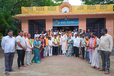 ಪ್ರಧಾನಿ ಮೋದಿ ದೇಶದಲ್ಲೆ ಹೆಚ್ಚು ದಿನಗಳ ಪ್ರಧಾನಿಯಾದ ಹಿನ್ನಲೆಯಲ್ಲಿ ಕೊಪ್ಪಳದ ಈಶ್ವರ ದೇವಸ್ಥಾನದಲ್ಲಿ ಜಿಲ್ಲಾ ಬಿಜೆಪಿಯಿಂದ ವಿಶೇಷ ಪೂಜೆ ಸಲ್ಲಿಸಲಾಯಿತು. ವಿಪ ಸದಸ್ಯೆ ಹೇಮಲತಾ ನಾಯಕ, ಬಿಜೆಪಿ ಜಿಲ್ಲಾಧ್ಯಕ್ಷ ನವೀನ್​ ಗುಳಗಣ್ಣವರ, ರಾಜ್ಯ ಬಿಜೆಪಿ ಕಾರ್ಯಕಾರಣಿ ಸದಸ್ಯ ಡಾ.ಬಸವರಾಜ ಕ್ಯಾವಟರ್​ ಇದ್ದರು.