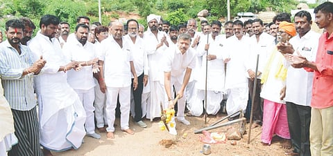 ಸುರಪುರ ತಾಲೂಕಿನ ಮಾಚಗುಂಡಾಳದಲ್ಲಿ ಮಂಗಳವಾರ ಶಾಸಕ ರಾಜಾ ವೇಣುಗೋಪಾಲ ನಾಯಕ ರಸ್ತೆ ಮತ್ತು ಸೇತುವೆ ಕಾಮಗಾರಿಗೆ ಚಾಲನೆ ನೀಡಿದರು. ನಿಂಗರಾಜ ಬಾಚಿಮಟ್ಟಿ, ದೊಡ್ಡ ದೇಸಾಯಿ, ಬೀಂರಾಯ ಮೂಲಿಮನಿ ಇತರರಿದ್ದರು.