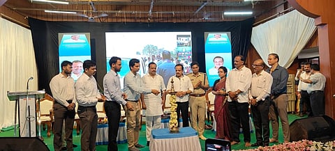 ಪುತ್ತೂರಿನಲ್ಲಿ ಆಯೋಜಿಸಲಾದ ದ.ಕ.ಜಿಲ್ಲಾಮಟ್ಟದ ಪ್ರಜಾಸೇವೆ ಕಾರ್ಯಕ್ರಮಕ್ಕೆ ಉಸ್ತುವಾರಿ ಸಚಿವ ಯು.ಟಿ.ಖಾದರ್ ಚಾಲನೆ ನೀಡಿದರು. ಶಾಸಕ ಅಶೋಕ್ ಕುಮಾರ್ ರೈ, ಜಿಲ್ಲಾಧಿಕಾರಿ ದರ್ಶನ್ ಮೊದಲಾದವರು ಇದ್ದರು.