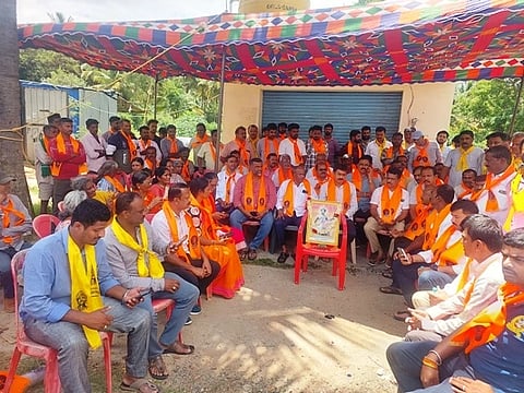 ನಾಡಪ್ರಭು ಕೆಂಪೇಗೌಡರ ಫ್ಲೆಕ್ಸ್ ಗೆ ಕಿಡಿಗೇಡಿಗಳಿಂದ ಬೆಂಕಿ ಹಚ್ಚಿರುವ ಘಟನೆಯನ್ನು ಖಂಡಿಸಿ ಒಕ್ಕಲಿಗ ಸಮೂದಾಯದ ಮುಖಂಡರು ಪ್ರತಿಭಟನೆ ನಡೆಸಿದರು. 