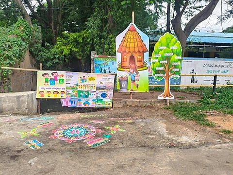  ಚನ್ನಪಟ್ಟಣದ ರೇಷ್ಮೆ ಮಾರುಕಟ್ಟೆ ಬಳಿ ಬೆಂಗಳೂರು-ಮೈಸೂರು ಹೆದ್ದಾರಿಯ ಪಕ್ಕದಲ್ಲಿ ಕಸ ಹಾಕದಂತೆ ರಂಗೋಲಿ ಬಿಟ್ಟು ಜಾಗೃತಿ ಚಿತ್ರಗಳನ್ನು ಹಾಕಿರುವ ನಗರಸಭೆ