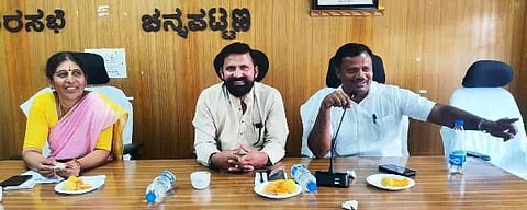 ಚನ್ನಪಟ್ಟಣ ನಗರಸಭೆ ಅಧ್ಯಕ್ಷ ಬಿ.ಎಂ.ನಾಗೇಶ್ ಅಧ್ಯಕ್ಷತೆಯಲ್ಲಿ ವಿಶೇಷ ಸಭೆ ನಡೆಯಿತು.  ಸ್ಥಾಯಿ ಸಮಿತಿ ಅ‘ಅಧ್ಯ್ಯಕ್ಷೆ ಜಯಮಾಲಾ, ಪೌರಾಯುಕ್ತ ಮಹೇಂದ್ರ ಇದ್ದರು.