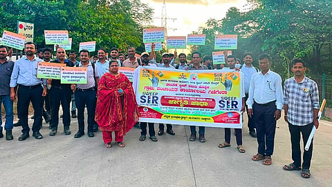 ತಾಲೂಕಿನ ಹೊಸಕನಕಾಪುರ ಗ್ರಾಮದಲ್ಲಿ 150ಕ್ಕೂ ಹೆಚ್ಚು ಮುಕಂದ ಸುಮಿ ಸ್ಪೇಷಲ್​ ಸ್ಟೀಲ್​ ಲಿಮಿಟೆಡ್​ ಕಂಪನಿಯ ನೌಕರರು ಬ್ಯಾನರ್​ಗಳು ಹಾಗೂ ಜಾಗೃತಿ ಫಲಕಗಳೊಂದಿಗೆ ನಡೆದ ಎಸ್​ಐಆರ್​ ಜಾಗೃತಿ ಜಾಥಾ ಸಾರ್ವಜನಿಕರ ಗಮನ ಸೆಳೆಯಿತು. ತಾಪಂ ಪಂಚಾಯತ್​ ರಾಜ್​ ಸಹಾಯಕ ನಿರ್ದೇಶಕ ಮಹೇಶ್​, ಪಿಡಿಒ ಮಂಜುಳಾದೇವಿ ಹೂಗಾರ, ಕಂಪನಿಯ ಓಂ ಪ್ರವಲ್​ ಸಿಂಗ್​, ಮಂಜುನಾಥ್​ ಕುಲಕರ್ಣಿ ಇದ್ದರು.