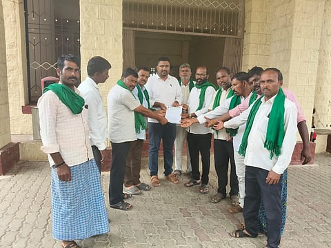 ಕೊಪ್ಪಳದ ಹಿರೇಹಳ್ಳ ಜಲಾಶಯದಿಂದ ಕಾಲುವೇಗೆ ನೀರು ಹರಿಸುವಂತೆ ಆಗ್ರಹಿಸಿ ರಾಜ್ಯ ರೈತ ಸಂಘ ಹಾಗೂ ಹಸಿರು ಸೇನೆ, ಜಿಲ್ಲಾ ಘಟಕದ ನೇತೃತ್ವದಲ್ಲಿ ರೈತರು ನೀರಾವರಿ ಇಲಾಖೆ ಅಧಿಕಾರಿಗೆ ಮನವಿ ಸಲ್ಲಿಸಿದರು. ಜಿಲ್ಲಾ ಅಧ್ಯಕ್ಷ ಸುಖಮುನಿ ಬಿ., ಗೌರವಾಧ್ಯಕ್ಷ ಬಸವರಾಜ್​ ಚೀಲವಾಡಗಿ, ಪದಾಧಿಕಾರಿಗಳಾದ ಪರಶುರಾಮ್​ ಬಿಸನಹಳ್ಳಿ, ವೀರೇಶ್​ ತಾವರಗೇರಿ, ಆನಂದ ಆರೇರ್​, ಚನ್ನಪ್ಪ ಸಜ್ಜನ್​ ಇದ್ದರು.