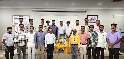 ಕೊಪ್ಪಳದ ಶ್ರೀ ಗವಿಸಿದ್ಧೇಶ್ವರ ಪದವಿ ಮಹಾವಿದ್ಯಾಲಯದಲ್ಲಿ 16ನೇ ಪೀಠಾಧಿಪತಿ ಲಿಂ. ಮರಿಶಾಂತವೀರ ಮಹಾಶಿವಯೋಗಿಗಳ 59ನೇ ಪುಣ್ಯಸ್ಮರಣೆ ಹಾಗೂ ಶ್ರೀ ಗವಿಸಿದ್ಧೇಶ್ವರ ವಿದ್ಯಾವರ್ಧಕ ಟ್ರಸ್ಟ್​ ಸಂಸ್ಥಾಪನಾ ದಿನಾಚರಣೆ ಮಾಡಲಾಯಿತು. ಪ್ರಾಚಾರ್ಯ ಡಾ. ಚನ್ನಬಸವ, ಪ್ರಾಧ್ಯಾಪಕರಾದ ಡಾ. ನಾಗರಾಜ ದಂಡೋತಿ, ಡಾ. ದಯಾನಂದ ಸಾಳುಂಕೆ, ಪ್ರೊ. ಶರಣಬಸಪ್ಪ ಬಿಳಿಯಲೇ, ಮಹೇಶ ಬಿರಾದಾರ, ಡಾ. ಸುಂದರ ಮೇಟಿ, ಡಾ. ಶರಣಪ್ಪ ಜಾಲಿಹಾಳ, ಡಾ. ಅರುಣಕುಮಾರ ಎ.ಜಿ. ಇದ್ದರು.