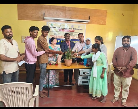 ಕೊಪ್ಪಳದ ಸಮೂಹ ಸಾಮಾರ್ಥ್ಯದಲ್ಲಿ ಆಯೋಜಿಸಿದ್ದ ಮೂರು ದಿನಗಳ ನಾವು ಮತ್ತು ಸಮಾಜ ಯುವಜನರ ಸಾಮರ್ಥ್ಯ ಅಭಿವೃದ್ಧಿ ತರಬೇತಿ ಕಾರ್ಯಗಾರವನ್ನು ಹಿರಿಯ ಸಿವಿಲ್​ ನ್ಯಾಯಾಧೀಶ ಮಹಾಂತೇಶ ಎಸ್​. ದರಗದ ಉದ್ಘಾಟಿಸಿದರು. ಮಕ್ಕಳ ಕಲ್ಯಾಣ ಸಮಿತಿಯ ಮಾಜಿ ಸದಸ್ಯೆ ಸರೋಜಾ ಬಾಕಳೆ, ಅಲ್ಫಾ ಫೌಂಡೇಶನ್​ ಮುಖ್ಯಸ್ಥೆ ಸಲೀಮಾ ಜಾನ್​, ವಿಕಾಸ ಸೇವಾ ಟ್ರಸ್ಟ್​ ಅಧ್ಯಕ್ಷ ಸುಭಾನ್​, ಸಂಭ್ರಮ ಸಂಸ್ಥೆಯ ಶಂಕರ್​, ಐಎಸ್​ಐ ಸಂಯೋಜಕ ವಸಂತ ಇದ್ದರು.