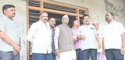 ಅಫಜಲಪುರದ ಪ್ರವಾಸಿ ಮಂದಿರ ನಿರ್ಮಾಣ ಕಾಮಗಾರಿಯನ್ನು ಶಾಸಕ ಎಂ.ವೈ.ಪಾಟೀಲ್​ ಪರಿಶೀಲಿಸಿದರು. ಮಂಜುನಾಥ ಅಂಜುಟಗಿ, ಶಿವಾನಂದ ಗಾಡಿಸಾಹುಕಾರ ಇತರರಿದ್ದರು.