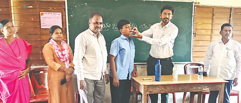 ಆಳಂದ ತಾಲೂಕಿನ ಪಡಸಾವಳಿ ಸರ್ಕಾರಿ ಪ್ರೌಢಶಾಲೆ ಮಕ್ಕಳಿಗೆ ಜಂತುಹುಳು ನಿವಾರಣೆ ಮಾತ್ರ ವಿತರಿಸಲಾಯಿತು. ಟಿಎಚ್​ಒ ಡಾ.ಉಸ್ಮಾನ್​ ಸುತಾರ್​, ಶಿವರಾಜ ಕೆ., ಅಬ್ದುಲ್​ ರೌಫ್​ ಇತರರಿದ್ದರು.