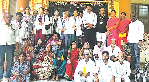 ಮಣ್ಣೂರ ಪ್ರಾಥಮಿಕ ಆರೋಗ್ಯ ಕೇಂದ್ರದಲ್ಲಿ ಬಸವೇಶ್ವರ ಆಸ್ಪತ್ರೆ ವೈದ್ಯರಿಂದ ಜನರ ನೇತ್ರ ತಪಾಸಣೆ ನಡೆಯಿತು. ಡಾ.ಸುರೇಶ ಬಂಡಗಾರ, ಡಾ.ಸಂಜೀವಿನಿ ಜಾಧವ್​, ವಿಠ್ಠಲ ಬಡಿಗೇರ, ಅತಾ ಎಂ.ಕೆ., ಪೂಜಾ, ಎಸ್ರಾ ಸೈಮಾ, ಸಲೋನಿ ಬಿ., ನಿಖಿಲಾ ಮಡಿವಾಳ, ಪ್ರೀತಿ ಬಿರಾದಾರ ಇತರರಿದ್ದರು.