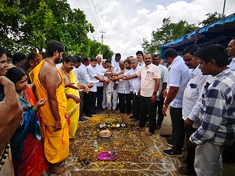 ತಾಲೂಕಿನ ಭಾಗ್ಯನಗರದ ಸಾಯಿಬಾಬ ದೇವಸ್ಥಾನದ ಮುಂದಿನ ಭಾಗ್ಯನಗರ ಮುಖ್ಯ ರಸ್ತೆಯ ಅಭಿವೃದ್ಧಿ ಕಾಮಗಾಗಿಗೆ ಶಾಕಸ ರಾವೇಂದ್ರ ಹಿಟ್ನಾಳ ಭೂಮಿ ಪೂಜೆ ಮಾಡಿದರು. ನಗರಾಭಿವೃದ್ಧಿ ಪ್ರಾಧಿಕಾರ ಅಧ್ಯಕ್ಷ ಪ್ರಸನ್ನ ಗಡಾದ, ಭಾಗ್ಯನಗರ ಪಪಂ ಅಧ್ಯಕ್ಷ ರಮೇಶ ಹ್ಯಾಟಿ, ಪ್ರಮುಖರಾದ ಶ್ರೀನಿವಾಸ ಗುಪ್ತಾ, ಗೂಳಪ್ಪ ಹಲಗೇರಿ, ಗವಿಸಿದ್ದಪ್ಪ ಕರಡಿ, ವಿರುಪಣ್ಣ ನವೋದಯ, ಯಮನಪ್ಪ ಕಬ್ಬೇರ ಇದ್ದರು.