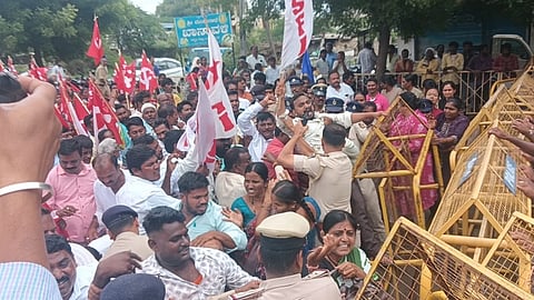 ಬೇಡಿಕೆ ಈಡೇರಿಕೆಗಾಗಿ ಡಿಸಿ ಕಚೇರಿಗೆ ಮುತ್ತಿಗೆ ಹಾಕಲು ಯತ್ನಿಸಿದ ಹೋರಾಟಗಾರರನ್ನು ಹೋಲಿಸರು ತಡೆದು ವಶಕ್ಕೆ ಪಡೆದರು.