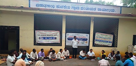 ತಾಲೂಕಿನ ಕುಣಿಕೇರಿ ಗ್ರಾಪಂ ಆವರಣದಲ್ಲಿ ನಡೆದ 2026-&27ನೇ ಸಾಲಿನ ವಿ ಜೀರಾಮ್​ಜೀ ಯೋಜನೆ ಕ್ರಿಯಾಪಟ್ಟಿ ಸಿದ್ಧಪಡಿಸುವ ವಿಶೇಷ ಗ್ರಾಮಸಭೆಯಲ್ಲಿ ಪಿಡಿಒ ಅಂದಪ್ಪ ಅಂಗಡಿ ಮಾತನಾಡಿದರು. ತಾಲೂಕು ಐಇಸಿ ಸಂಯೋಜಕ ದೇವರಾಜ ಪತ್ತಾರ, ಸಂಜೀವಿನಿ ಸಿಬ್ಬಂದಿ ವೀರೇಶ, ಪಶು ವೈದ್ಯಾಧಿಕಾರಿ ವಿನಯ ಅಂಗಡಿ, ತಾಂತ್ರಿಕ ಸಹಾಯಕಿ ವೀಣಾ ಅಂಗಡಿ ಇದ್ದರು.