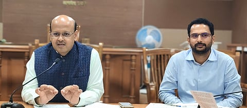 ಜಿಲ್ಲಾಧಿಕಾರಿ ಕಚೇರಿ ಸಭಾಂಗಣದಲ್ಲಿ ಸೋಮವಾರ ನಡೆದ ಎಸ್​ಐಆರ್​ ಅವದಿ ಮುಂದುಡಿಕೆ ಕುರಿತು ಕರೆದ ಸುದ್ದಿಗೋಷ್ಠಿಯಲ್ಲಿ ಡಿಸಿ ಡಾ. ಸುರೇಶ ಬಿ. ಇಟ್ನಾಳ ಮಾತನಾಡಿದರು. ಎಡಿಸಿ ಸಿದ್ರಾಮೇಶ್ವರ ಇದ್ದರು.