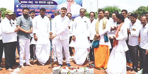 ಸುರಪುರ ತಾಲೂಕಿನ ಬಂಡೋಳ್ಳಿ ಗ್ರಾಮದಲ್ಲಿ ಸೋಮವಾರ ಕಸ್ತೂರಬಾ ಗಾಂಽ ಬಾಲಕಿಯರ ವಸತಿ ಶಾಲೆ ಕಟ್ಟಡಕ್ಕೆ ಶಾಸಕ ರಾಜಾ ವೇಣುಗೋಪಾಲ ನಾಯಕ ಭೂಮಿ ಪೂಜೆ ನೆರವೇರಿಸಿದರು. ರಾಜಶೇಖರಗೌಡ ವಜ್ಜಲ್, ವೆಂಕೋಬ ಯಾದವ, ಗುಂಡಪ್ಪ ಸೊಲ್ಲಾಪುರ, ಮಲ್ಲಣ್ಣ ಸಾಹುಕಾರ ಮುಧೋಳ, ಅಬ್ದುಲ್ ಗ-Áರ್ ನಗನೂರಿ ಸೇರಿ ಇತರರಿದ್ದರು.