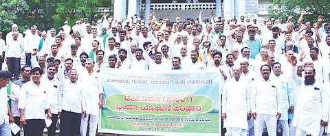 ಬೆಳೆ ವಿಮೆ ಪರಿಹಾರ ಬಾರದಿರುವುದನ್ನು ಖಂಡಿಸಿ ಅಫಜಲಪುರ ತಾಲೂಕಿನ ವಿವಿಧ ಗ್ರಾಮದ ರೈತರು ಕಲಬುರಗಿ ಜಿಲ್ಲಾಧಿಕಾರಿ ಕಚೇರಿ ಎದುರು ಸೋಮವಾರ ಪ್ರತಿಭಟನೆ ನಡೆಸಿದರು. ಯಲ್ಲನಗೌಡ ದಣ್ಣೂರ, ಶರಣಬಸಪ್ಪ ಪಡಶೆಟ್ಟಿ, ಯಲ್ಲಣ್ಣಗೌಡ ಪಾಟೀಲ್​, ಉಗ್ರಮೂರ್ತಿ ಗರೂರ, ಹಣಮಂತರಾವ ಪಾಟೀಲ್​, ಜೆ.ಡಿ.ಪಾಟೀಲ್​ ಇತರರಿದ್ದರು.