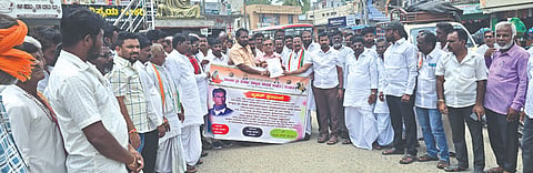 ಸಚಿವ ಸತೀಶ ಜಾರಕಿಹೊಳಿ ಮನೆ ಮೇಲೆ ಇಡಿ ದಾಳಿ ಖಂಡಿಸಿ ಸುರಪುರದಲ್ಲಿ ಗುರುವಾರ ಮಹರ್ಷಿ ವಾಲ್ಮೀಕಿ ನಾಯಕ ತಾಲೂಕು ಸಂಘದಿAದ ಪ್ರತಿಭಟನೆ ನಡೆಸಿ ಗ್ರೇಡ್-೨ ತಹಸೀಲ್ದಾರ್ ಮಲ್ಲಯ್ಯ ದಂಡು ಅವರಿಗೆ ಮನವಿಪತ್ರ ಸಲ್ಲಿಸಿದರು. ರಮೇಶ ಧೊರೆ ಆಲ್ದಾಳ, ವೇಂಕಟೇಶ ಬೇಟೆಗಾರ, ಸಂಘದ ತಾಲೂಕು ಘಟಕದ ಅಧ್ಯಕ್ಷ ಭೀಮನಗೌಡ ಲಕ್ಷ್ಮೀ, ಭೀಮುನಾಯಕ ಮಲ್ಲಿಭಾವಿ, ನಾಗರಾಜ ನಾಯಕ ಪ್ಯಾಪ್ಲಿ, ಬಸವರಾಜ ಪಾಟೀಲ್, ಕನಕಾಚಲ ಜಾಹಾಗೀರದಾರ ಇತರರಿದ್ದರು.
