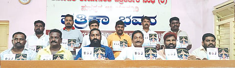 ಸುರಪುರದಲ್ಲಿ ಗುರುವಾರ ಅಯ್ಯಪ್ಪ ಸ್ವಾಮಿ ಮೂರ್ತಿ ಪ್ರತಿಷ್ಠಾಪನಾ ಕಾರ್ಯಕ್ರಮದ ಭಿತ್ತಿಪತ್ರವನ್ನು ಅಯ್ಯಪ್ಪ ಸ್ವಾಮಿ ಟ್ರಸ್ಟ್ನ ಗೌರವಾಧ್ಯಕ್ಷ ರಾಜಾ ಹನುಮಪ್ಪ ನಾಯಕ ಬಿಡುಗಡೆ ಮಾಡಿದರು. ಅಧ್ಯಕ್ಷ ಮಂಜುನಾಥ ನಾಯಕ ಭೈರಿಮಡ್ಡಿ, ಪ್ರಕಾಶ ಗುರುಸ್ವಾಮಿ ಮದ್ನೂರು, ಉದಯಕುಮಾರ ಇತರರಿದ್ದರು.