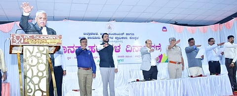 ವಿಶ್ವ ಮಾನವ ಹಕ್ಕುಗಳ ದಿನಾಚರಣೆ ಅಂಗವಾಗಿ ಬುಧವಾರ ಕೊಪ್ಪಳದಲ್ಲಿ ಅಧಿಕಾರಿಗಳು ಪ್ರತಿಜ್ಞಾ ವಿಧಿ ಸ್ವೀಕರಿಸಿದರು. ನ್ಯಾಯಾಧೀಶ ಮಹಾಂತೇಶ ದರಗದ, ಡಿಸಿ ಡಾ.ಸುರೇಶ ಬಿ.ಇಟ್ನಾಳ, ಎಸ್ಪಿ ಡಾ.ರಾಮ್​ ಎಲ್​.ಅರಸಿದ್ದಿ, ಎಡಿಸಿ ಸಿದ್ರಾಮೇಶ್ವರ, ಜಿಲ್ಲಾ ವಕೀಲರ ಸಂದ ಅಧ್ಯಕ್ಷ ಎ.ವಿ.ಕಣವಿ ಇದ್ದರು. 