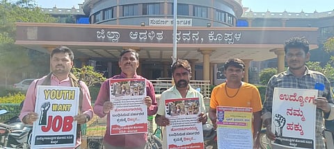 ಉದ್ಯೋಗಾಕಂಗಳ ಬಂಧನ ಖಂಡಿಸಿ ಕೊಪ್ಪಳದಲ್ಲಿ ಎಐಡಿವೈಒ ಪದಾಧಿಕಾರಿಗಳು ಬುಧವಾರ ಪ್ರತಿಭಟನೆ ನಡೆಸಿದರು. ಪ್ರಮುಖರಾದ ಶರಣು ಗಡ್ಡಿ, ಸುಭಾನ್​ ನೀರಲಗಿ, ಮಂಗಳೇಶ ರಾಠೋಡ್​, ಕನಕರಾಯ ಬಸಾಪುರ, ವಿರುಪಾ ಇದ್ದರು. 