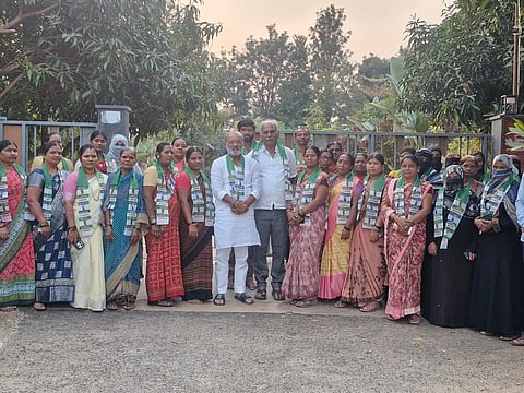 ಕೊಪ್ಪಳದಲ್ಲಿ ವಿವಿಧ ವಾರ್ಡ್​ ಜನರು ಜೆಡಿಎಸ್​ ಸೇರ್ಪಡೆಗೊಂಡರು. ಜೆಡಿಎಸ್​ ರಾಜ್ಯ ಕೋರ್​ ಕಮಿಟಿ ಸದಸ್ಯ ಸಿ.ವಿ.ಚಂದ್ರಶೇಖರ, ಜಿಲ್ಲಾಧ್ಯಕ್ಷ ಸುರೇಶ ಭೂಮರಡ್ಡಿ, ನಗರ ಮಹಿಳಾ ಘಟಕ ಅಧ್ಯಕೆ ನಿರ್ಮಲ ಮೇದಾರ್​, ಉಪಾಧ್ಯೆ ರತ್ನಮ್ಮ ಹಿರೇಮಠ ಇದ್ದರು. 