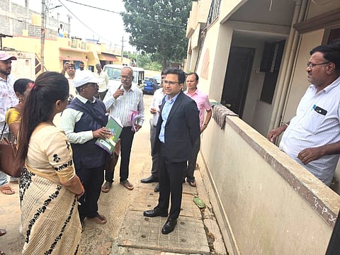 ಭಾರತ ಚುನಾವಣಾ ಆಯೋಗದ ಉಪ ಆಯುಕ್ತ ಸಂಜಯ್​ ಕುಮಾರ್​ ನೆಲಮಂಗಲದಲ್ಲಿ ಎಸ್​ಐಆರ್​ ಪ್ರಕ್ರಿಯೆ ಪರಿಶೀಲನೆ ನಡೆಸಿದರು. ವಿಧಾನಸಭಾ ೇತ್ರದ ಮತದಾರರ ನೋಂದಣಾಧಿಕಾರಿ ಪ್ರಕಾಶ್​, ಸಹಾಯಕ ಮತದಾರರ ನೋಂದಣಾಧಿಕಾರಿ ಮಲ್ಲೇಶ್​, ೇತ್ರ ಶಿಕ್ಷಣಾಧಿಕಾರಿ ಕೆ.ಸಿ.ರಮೇಶ್​ ಇದ್ದರು.