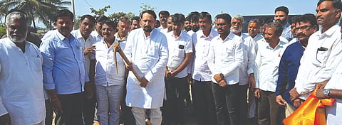 ದೇವರಡ್ಡೇರಹಟ್ಟಿ ಗ್ರಾಮದಲ್ಲಿ ರಸ್ತೆ ನಿರ್ಮಾಣ ಕಾಮಗಾರಿಗೆ ಲಕ್ಷ್ಮಣ ಸವದಿ ಚಾಲನೆ ನೀಡಿದರು. ಶಂಕರ ಗಡದೆ, ಶೇಖರ ಕನಕರೆಡ್ಡಿ, ಲಕ್ಷ್ಮಣ ಮೆಟಗುಡ್ಡ ಇತರರಿದ್ದರು.