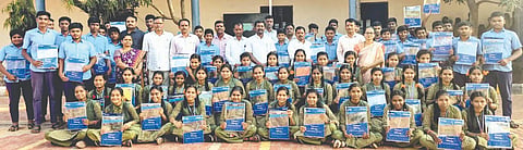 ಶಾಸಕ ಲಕ್ಷ್ಮಣ ಸವದಿ ಅವರ ಜನ್ಮದಿನದ ಅಂಗವಾಗಿ ಅವರಖೋಡ ಗ್ರಾಮದ ಸರ್ಕಾರಿ ಪ್ರೌಢಶಾಲೆಯ 10ನೇ ತರಗತಿ ವಿದ್ಯಾರ್ಥಿಗಳಿಗೆ ಕೆಎಂಎ್ ನಿರ್ದೇಶಕ ಮಹಾದೇವ ಬಿಳಿಕುರಿ ಪರೀಕ್ಷಾ ಸಾಮಗ್ರಿ ವಿತರಿಸಿದರು. ಪಾಂಡುರಂಗ ನಿಕ್ಕಂ, ಅರಿಹಂತ ರಾಮತೀರ್ಥ, ಪ್ರಕಾಶ ವಾಣಿ, ಶಿವಾನಂದ ಪೋಳ ಇತರರಿದ್ದರು.