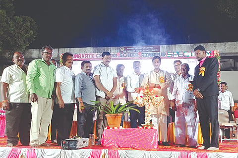 ಐನಾಪುರ ಪಟ್ಟಣದ ಪದ್ಮಾವತಿ ಸೆಂಟ್ರಲ್ ಸ್ಕೂಲ್‌ನಲ್ಲಿ ಹಮ್ಮಿಕೊಂಡಿದ್ದ ವಾರ್ಷಿಕ ಸ್ನೇಹ ಸಮ್ಮೇಳನವನ್ನು ಚಿದಾನಂದ ಸವದಿ ಉದ್ಘಾಟಿಸಿದರು. ಶೀತಲ ಪಾಟೀಲ, ಪ್ರವೀಣ ಗಾಣಿಗೇರ ಇತರರಿದ್ದರು.