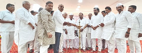 ಆಳಂದದ ವೀರಶೈವ ಲಿಂಗಾಯತ ಭವನದಲ್ಲಿ ಶುಕ್ರವಾರ ಕರೆದಿದ್ದ ಬಸವ ಜಯಂತಿ ಪೂರ್ವಭಾವಿ ಸಭೆಯಲ್ಲಿ ಶಾಸಕ ಬಿ.ಆರ್​.ಪಾಟೀಲ, ಡಾ.ಬಿ.ಜಿ.ಪಾಟೀಲ, ಆರ್​.ಕೆ.ಪಾಟೀಲ, ಅರುಣಕುಮಾರ ಪಾಟೀಲ, ಆರ್​.ಜಿ.ಬೇಟೆಗಾರ, ಶರಣು ಮೋದಿ, ಶರಣಬಸಪ್ಪ ಪಾಟೀಲ, ಶಿವಪುತ್ರಪ್ಪ ಪಾಟೀಲ ಇತರರಿದ್ದರು.