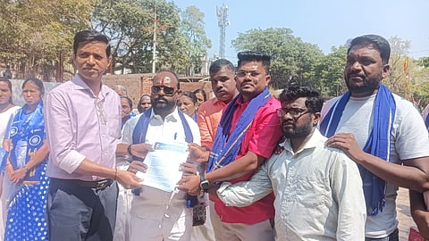 ರಾಜ್ಯ ಸರ್ಕಾರ ಬಜೆಟ್‌ನಲ್ಲಿ ವಿವಿಧ ಬೇಡಿಕೆ ಈಡೇರಿಸುವಂತೆ ಒತ್ತಾಯಿಸಿ, ಕರ್ನಾಟಕ ದಲಿತ ಸಂಘರ್ಷ ಸಮಿತಿ ಕಾರ್ಯಕರ್ತರು ಮಂಗಳವಾರ ಜಿಲ್ಲಾಧಿಕಾರಿಗೆ ಮನವಿ ಸಲ್ಲಿಸಿದರು. ಪರಶುರಾಮ ವಂಟಮೂರಿ, ಸುಭಾಷ ಹೆಗಡೆ, ಮೈಲಾರಿ ಹೆಗಡೆ, ಲಕ್ಷ್ಮೀ ಶಿಂಗೆ ಇತರರಿದ್ದರು.