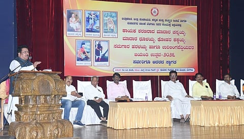 ನಗರದ ಕುಮಾರ ಗಂಧರ್ವ ಕಲಾಮಂದಿರದಲ್ಲಿ ಹಮ್ಮಿಕೊಂಡಿದ್ದ ಜಯಂತಿ ಕಾರ್ಯಕ್ರಮದಲ್ಲಿ ಡಾ.ಎಚ್.ಐ.ತಿಮ್ಮಾಪುರ ಮಾತನಾಡಿದರು. ಮಲ್ಲೇಶ ಚೌಗುಲೆ, ಅನಂತಕುಮಾರ ಬ್ಯಾಕೂಡ, ಭೀಮರಾವ್ ಪವಾರ ಇತರರಿದ್ದರು.