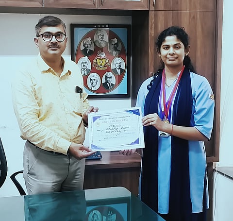 ಈಜು ಸ್ಪರ್ಧೆಯಲ್ಲಿ ರಾಜ್ಯಮಟ್ಟಕ್ಕೆ ಆಯ್ಕೆಯಾದ ವಿದ್ಯಾರ್ಥಿನಿ ವಿಜಯಲಕ್ಷ್ಮೀ ಪೂಜಾರಿಗೆ ಪ್ರಾಚಾರ್ಯ ವಿಶ್ವನಾಥ ಕಾಮಗೋಳ ಪ್ರಶಸ್ತಿ ಪ್ರಮಾಣಪತ್ರ ವಿತರಿಸಿದರು.