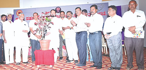 ವಿಚಾರ ಸಂಕಿರಣವನ್ನು ಲಕ್ಷ್ಮಣ ಸವದಿ ಉದ್ಘಾಟಿಸಿದರು. ಪರಪ್ಪ ಸವದಿ, ಶಂಕರ ವಾಘಮೋಡೆ ಇತರರಿದ್ದರು.