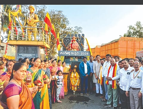 ಅಥಣಿ ಪಟ್ಟಣದಲ್ಲಿ ಸಂಗೊಳ್ಳಿ ರಾಯಣ್ಣ ಅಮರ ಜ್ಯೋತಿ ಸ್ವಾಗತಿಸಲಾಯಿತು. ಸಿದರಾಯ ಭೋಸಗಿ, ಶಿವಲೀಲಾ ಬುಟಾಳೆ, ಭುವನೇಶ್ವರಿ ಯಂಕಚ್ಚಿ ಇತರರಿದ್ದರು.