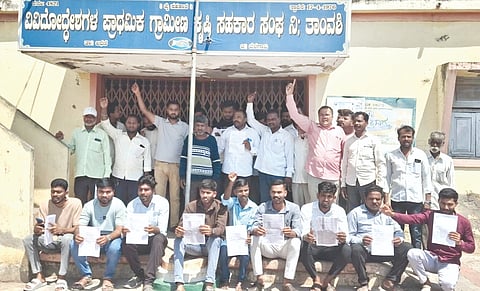 ತಾವಂಸಿ ಪಿಕೆಪಿಎಸ್ ಎದುರು ಉದ್ಯೋಗಾಕಾಂಕ್ಷಿಗಳು ಪ್ರತಿಭಟನೆ ನಡೆಸಿದರು. ಮುರುಗೇಶ ಲಕ್ಕೆಗೌಡರ, ರಾವಸಾಹೇಬ ಮಸರಗುಪ್ಪಿ, ಮಲಕಪ್ಪ ಬಿಳ್ಳೂರ ಇತರರಿದ್ದರು.