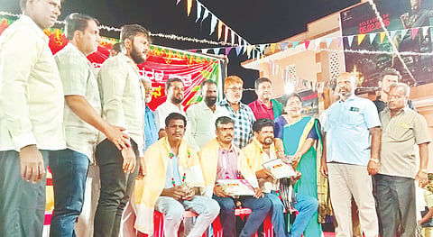ಬನ್ನೂರಿನ ರತ್ನಮಹಲ್ ಮುಂಭಾಗದ ಆವರಣದಲ್ಲಿ ಹಮ್ಮಿಕೊಳ್ಳಲಾಗಿದ್ದ ರಾಸುಗಳ ಜಾತ್ರೆಯ ಸಮಾರೋಪ ಸಮಾರಂಭದಲ್ಲಿ ವಿವಿಧ ವಿಭಾಗದಲ್ಲಿ ವಿಜೇತರಾದ ರಾಸುಗಳ ಮಾಲೀಕರನ್ನು ಸನ್ಮಾನಿಸಲಾಯಿತು. ಡಾ. ರಾಹುಲ್‌ಗೌಡ, ಎಸಿಸಿ ರಮೇಶ್, ಮಹೇಂದ್ರಸಿಂಗ್ ಕಾಳಪ್ಪ, ಡಾ. ಬಿ.ಕೆ.ಜ್ಞಾನಪ್ರಕಾಶ್, ರಾಜಾನಂದ ಇತರರು ಇದ್ದರು.