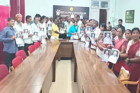ಕಾರ್ಮಿಕ ಮುಖಂಡರಾಗಿದ್ದ ಕಾಮ್ರೇಡ್ ಡಿ.ಸಿ.ಮಾಯಣ್ಣ ಅವರಿಗೆ ಕರ್ನಾಟಕ ರತ್ನ ಪ್ರಶಸ್ತಿ ಘೋಷಿಸಬೇಕು ಎಂದು ಆಗ್ರಹಿಸಿ ಮಾನವ ಹಕ್ಕುಗಳ ಹೋರಾಟ ಸಮಿತಿ ಪ್ರಮುಖರು ತಾಲೂಕು ಆಡಳಿತಕ್ಕೆ ಮನವಿ ಸಲ್ಲಿಸಿದರು. ಆರ್.ಕರುಣಾಮೂರ್ತಿ, ಬಿ.ಎನ್.ರಾಜು, ಸಿದ್ದಲಿಂಗಯ್ಯ, ಲಕ್ಷ್ಮೀದೇವಿ, ನೀಲಮ್ಮ ಇತರರಿದ್ದರು.