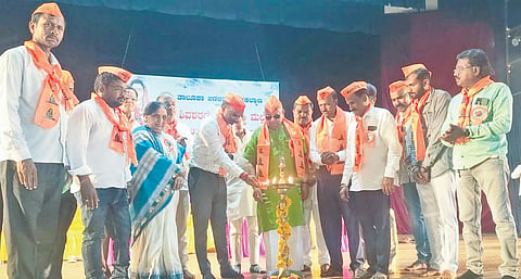  ಬಸವಕಲ್ಯಾಣದ ರಥ ಮೈದಾನದ ಸಭಾ ಭವನದಲ್ಲಿ ತಾಲೂಕು ಆಡಳಿತದಿಂದ ಭಾನುವಾರ ಆಯೋಜಿಸಿದ್ದ ಶ್ರೀ ಶಿವಶರಣೆ ಹೇಮರಡ್ಡಿ ಮಲ್ಲಮ್ಮ ಜಯಂತ್ಯುತ್ಸವವನ್ನು ಎಂಎಲ್​ಸಿ ಎಂ.ಜಿ.ಮುಳೆ ಉದ್ಘಾಟಿಸಿದರು. ಡಾ.ನಿಲಾಂಬಿಕಾ ಶೇರಿಕಾರ, ತಹಸೀಲ್ದಾರ್​ ಡಾ.ದತ್ತಾತ್ರೇಯ ಗಾದಾ, ಸಿಪಿಐ ಅಲಿಸಾಬ್​,  ಮನೋಜಕುಮಾರ ಕಾಂಬಳೆ, ಸಂಜುಕುಮಾರ ಕಾಂಗೆ, ವಿಜಯಕುಮಾರ ರಡ್ಡಿ, 